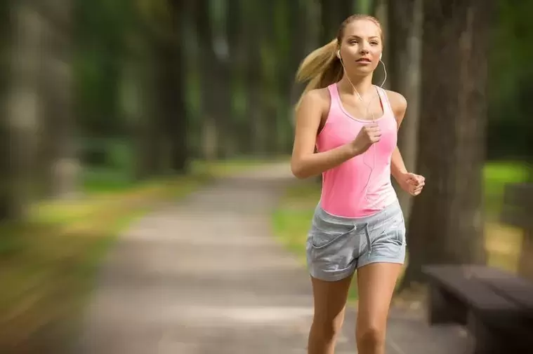 Dziewczyna biega, aby schudnąć
