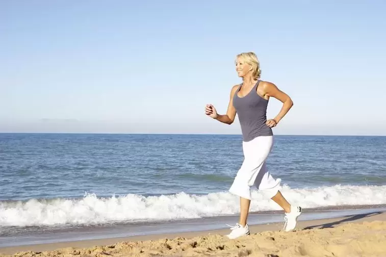 Kobieta biegająca w wieku dla utraty wagi i dobrej pracy serca