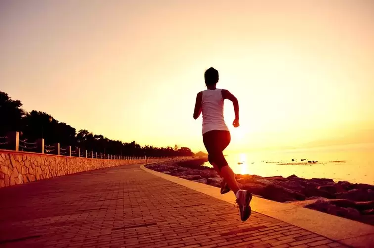 Półgodzinny poranny jogging dla skutecznej utraty wagi