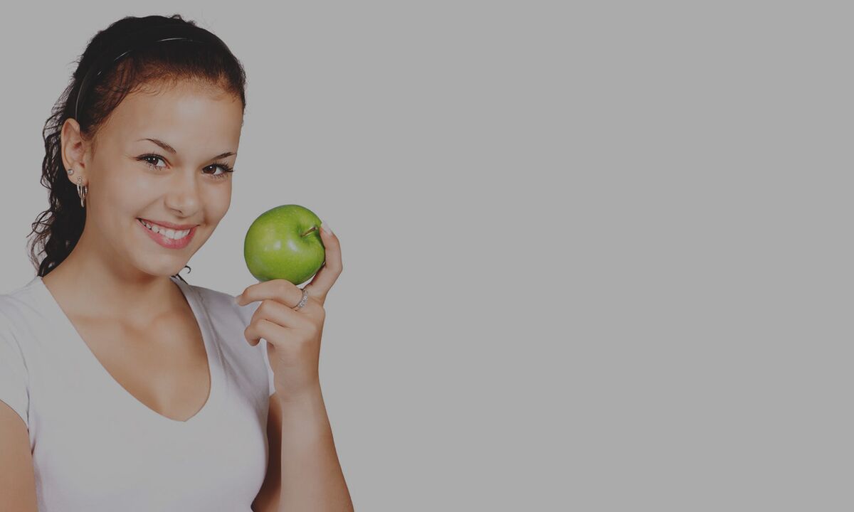Zaleca się spożywanie jabłka, aby podczas diety gryczanej zagłuszyć uczucie głodu